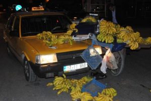 Yaralı seyyar satıcı ekmek teknesini bırakmak istemedi