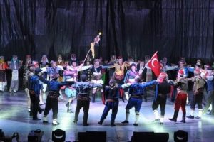 Nil&uuml;fer halk dansları 'Nirengi' g&ouml;sterisiyle sezonu a&ccedil;tı