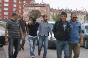 &Ouml;nce kameraya sonra polise yakalandılar