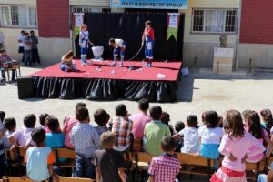 Tiyatrocu &uuml;niversiteliler k&ouml;y k&ouml;y geziyor