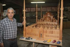 İmam ahşaptan cami yaptı