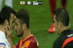 Sabri boğazına yapıştı!