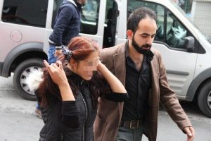 Bebek giysisi &ccedil;alan kızlar yakalandı