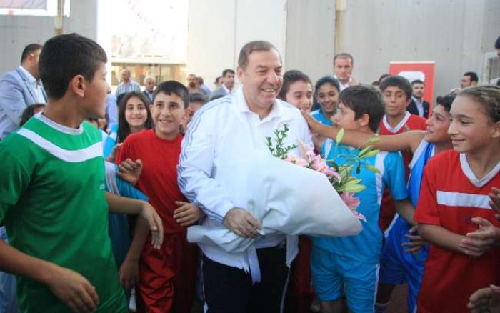 Belediye başkanını nakavt etti