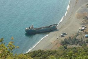 Ka&ccedil;ırılan gemi karaya oturdu