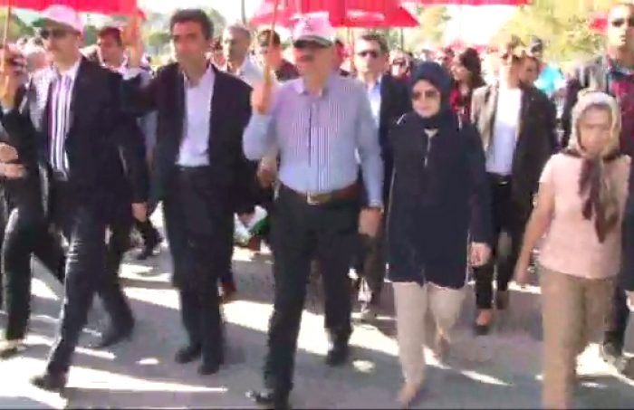 Sağlıklı toplum i&ccedil;in eşiyle el ele y&uuml;r&uuml;d&uuml;