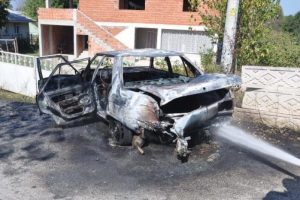 Otob&uuml;se &ccedil;arpan otomobil alev topuna d&ouml;nd&uuml;