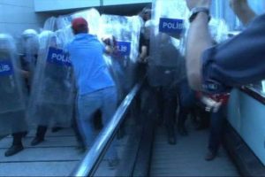 Hava-İş Sendikası &uuml;yelerine polis m&uuml;dahalesi