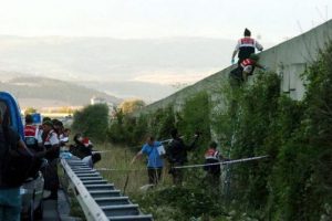 Yol kenarında ceset bulundu