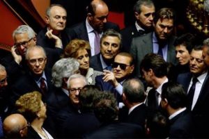 İtalya'da 'Berlusconi krizi' b&uuml;y&uuml;yor