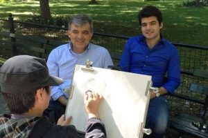 Abdullah G&uuml;l'den sokak ressamı pozu