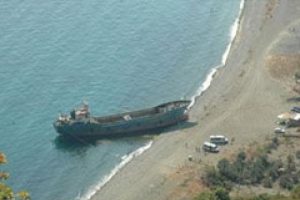 Ka&ccedil;ırılan gemi karaya oturdu