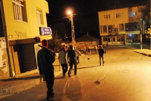 Sabaha kadar elde silah n&ouml;bet tuttular