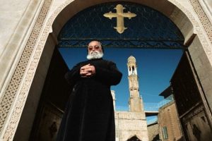 Ayin kilise sırasında &ccedil;&ouml;kt&uuml;