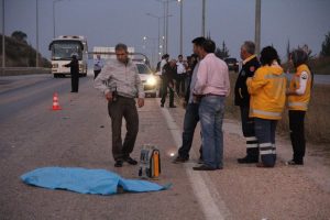 &Ouml;l&uuml;m gen&ccedil; kızı yolda yakaladı
