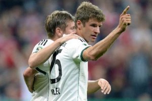 Bayern, Augsburg ile eşleşti