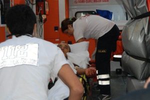 Yaralı domuz &ccedil;obana saldırdı