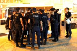 Polis y&uuml;r&uuml;y&uuml;şten vazge&ccedil;irdi