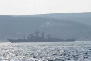 Rus savaş gemisi &Ccedil;anakkale Boğazı'ndan ge&ccedil;ti
