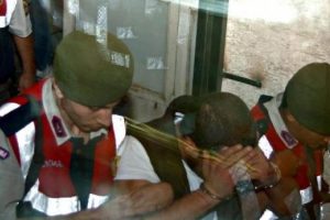 Elma hırsızlığı ş&uuml;phelileri tutuklandı