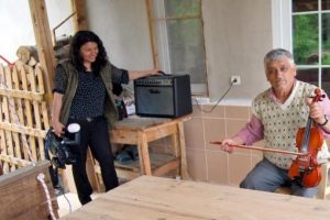 Dizinde keman &ccedil;alıyor