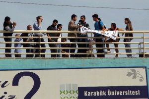 &Uuml;niversite &ouml;ğrencilerinden fahiş kira eylemi