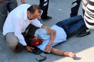 Ehliyetsiz s&uuml;r&uuml;c&uuml; polisi g&ouml;r&uuml;nce kaza yaptı