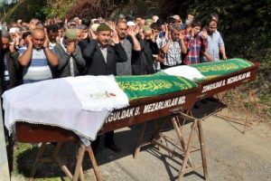 &Ouml;ld&uuml;rd&uuml;ğ&uuml; eşi ile yan yana toprağa verildi