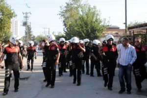 G&ouml;rev başındaki polise taşlı saldırı