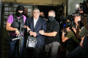 Partililer tutuklamaları protesto etti