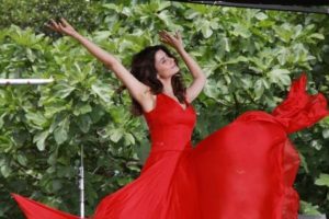 Beren Saat Nihat Odabaşı'na poz verdi