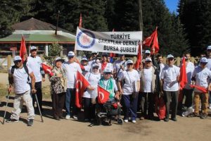 Tekerlekli sandalyeyle Uludağ'da y&uuml;r&uuml;d&uuml;ler