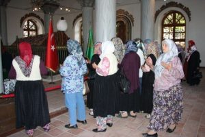 Bursa'nın tarihi mekanlarını g&ouml;rmeyen k&ouml;yl&uuml;ler şehri gezdi