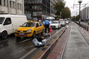 Kaza yapan kurye taşıdığı eti yanından ayırmadı
