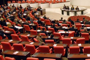 Bah&ccedil;eli ve &Ccedil;i&ccedil;ek'ten 'baş&ouml;rt&uuml;l&uuml; vekil' yorumu!