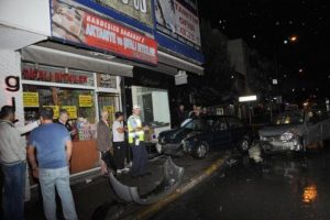 Alkoll&uuml; s&uuml;r&uuml;c&uuml;ler kavşakta kaza yaptı