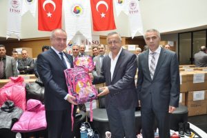 600 &ouml;ğrenciye kırtasiye ve giyim yardımı