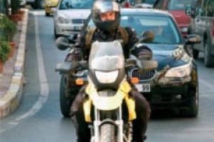 &Ccedil;aldıkları motosikleti satmaya giderken yakalandılar