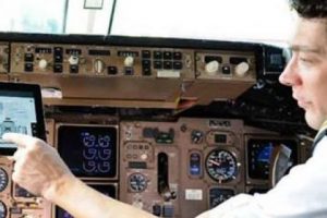 Pilotlara u&ccedil;uş kiti yerine Surface 2 dağıtılacak