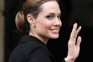 Angelina Jolie yeniden y&ouml;netmen koltuğunda