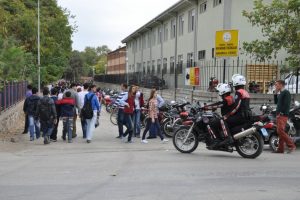 Polis okullarda kuş u&ccedil;urtmuyor
