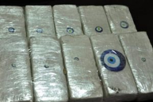 Eroinleri nazar boncuğuyla s&uuml;slemişler