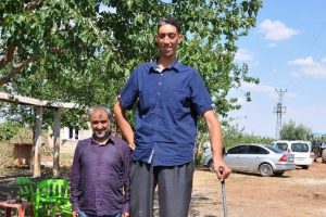D&uuml;nyanın en uzun adamı evleniyor