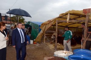 Yağmur altında kurban denetimi