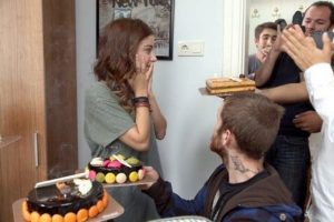 Hazal Kaya'ya s&uuml;rpriz doğumg&uuml;n&uuml;