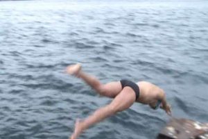 Yağmurlu havada Boğaz'ı y&uuml;zerek ge&ccedil;ti