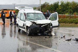 Hastaneye giden yaşlı kadın kazada &ouml;ld&uuml;