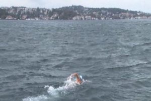 İstanbul Boğazı'nı y&uuml;zerek ge&ccedil;ti