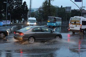 Yağmur ve kazalar trafiği olumsuz etkiledi