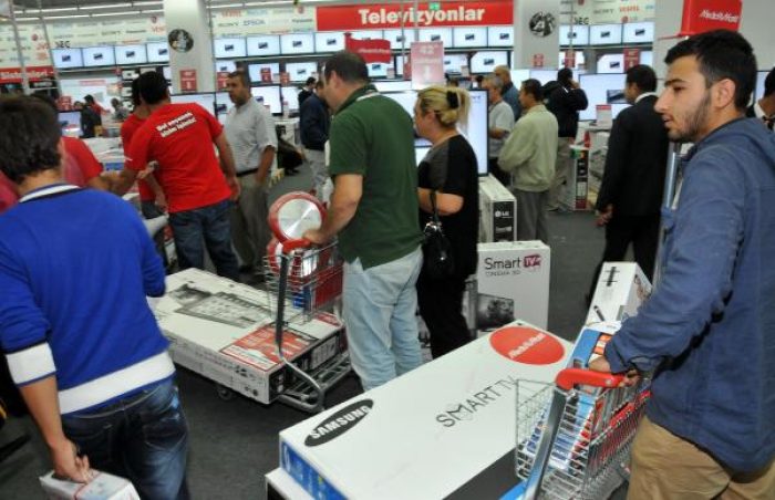 Mağaza a&ccedil;ılışında 'indirim' izdihamı